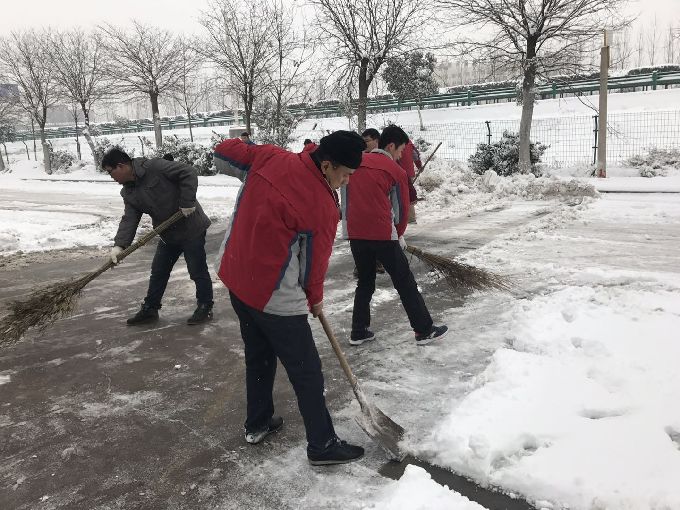 公司積極組織掃雪,確保員工安全出行